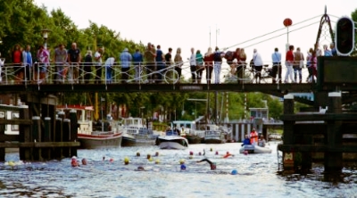 In 2018 zwom een Zwem Goud team de Groningen Swim Challenge, van Zoutkamp naar Groningen.